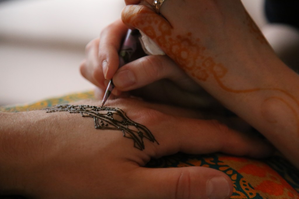 Lähikuva hennan teosta