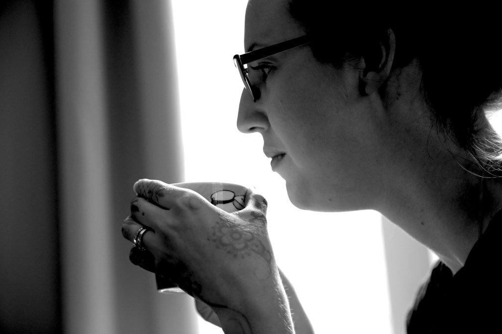 Mustavalkioinen hennataiteilijan profili