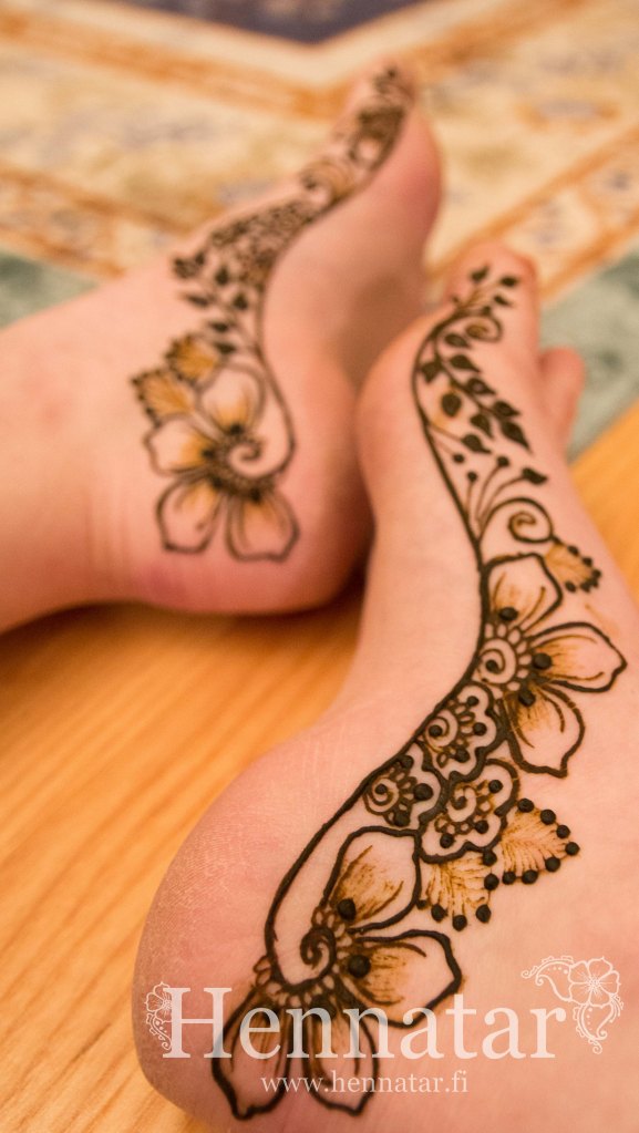 Henna jalkojen sisäsyrjällä